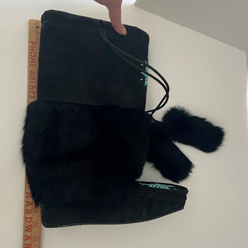 Canadian Hand Made Black Suede Beaded Moccasin Fur Boots Womens Size 7 Mid Calf - Picture 8 of 8
